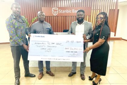 MAX NEWS: Stanbic Bank donates Amanfoɔ '98 Year Group