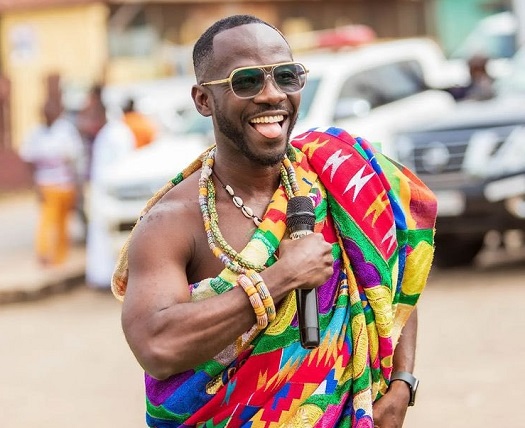 #MaxEntertainment: Okyeame Kwame denies taking political stance