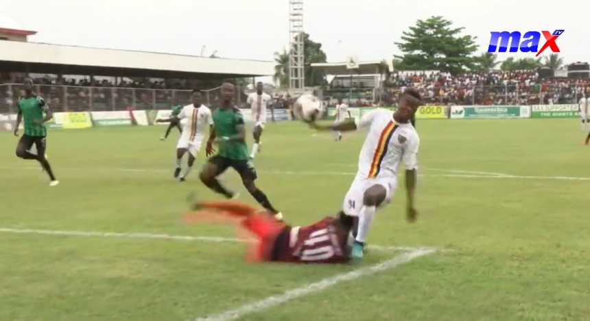 #GhanaPremierLeague: Referee allows Samartex goalie play on despite heavy collision with Linda Mtangue